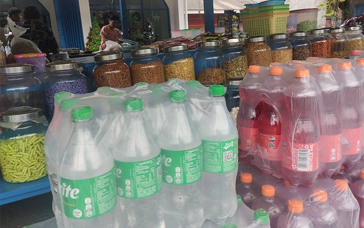 Jajaran minuman bersoda khas perayaan Natal yang banyak dijual pada bulan Desember 2024 berbarengan dengan penjualan kue-kue kering. (FOTO: TESTI PRISCILLA)