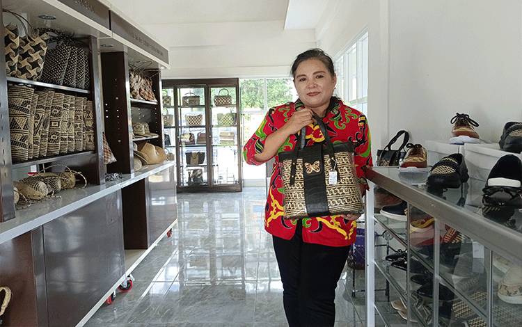 Pengurus Dekranasda pulang Pisau Desi saat menjelaskan Produk. Minggu siang, 5 Januari 2025. ( FOTO : RETHA)