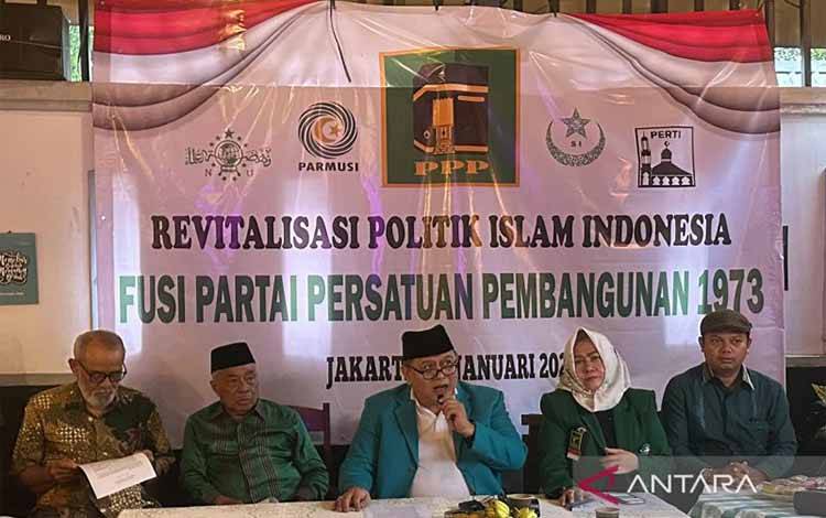 Pelaksana Tugas Ketua Umum Persaudaraan Muslim Indonesia Husnan Fanani (tengah) saat memberikan keterangan pers di kawasan Jatinegara, Jakarta, Minggu (5/1/2025). (ANTARA/Rio Feisal)