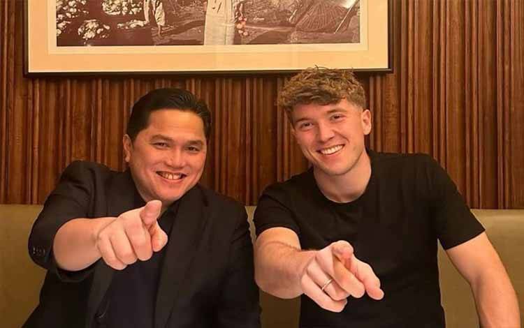 Ketua Umum PSSI Erick Thohir bersama pemain FC Utrecht Ole Romeny. (ANTARA/Instagram @ErickThohir)
