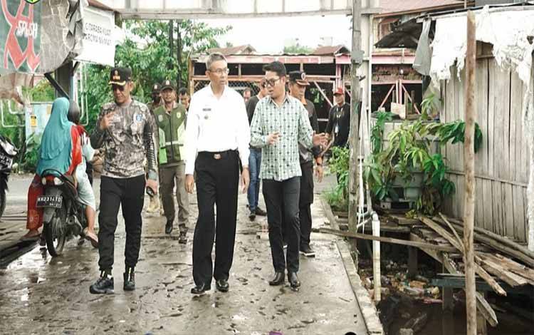 Pj Wali Kota Palangka Raya, Akhmad Husain saat meninjau penataan kawasan Puntun. (FOTO: HUMAS)