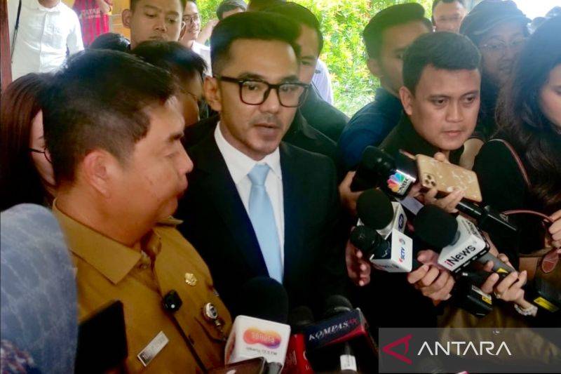 Juru Bicara Kantor Komunikasi Kepresidenan (PCO) Dedek Prayudi (tengah) menjawab pertanyaan wartawan terkait program makan bergizi di kompleks SMP Barunawati, Jakarta, Senin (6/1/2025) pada sela-sela hari pertama makan bergizi gratis. ANTARA/M Riezko Bima Elko Prasetyo.