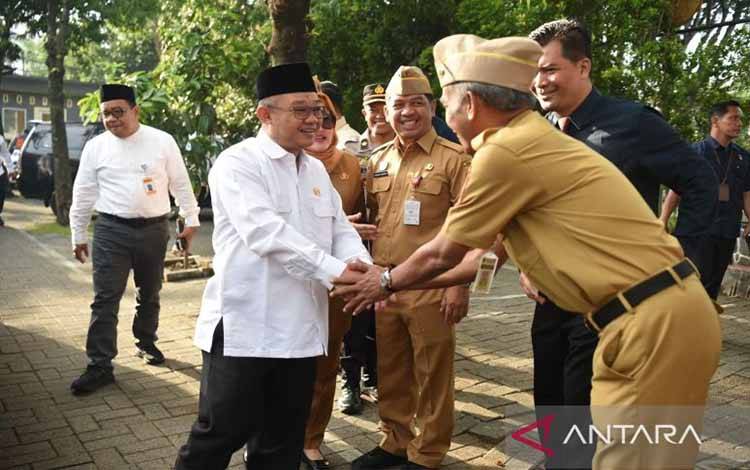 Menteri Pendidikan Dasar dan Menengah (Mendikdasmen) Abdul Mu'ti (kedua kanan) dalam kunjungan kerja di SMAN 3 Semarang, Senin (6/1/2025). ANTARA/HO-Kemendikdasmen RI