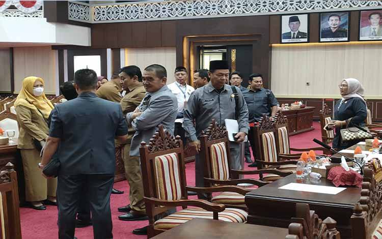 Ketua Komisi III DPRD Kalteng Sugiyarto (peci hitam) usai mengikuti rapat paripurna ke - 9 masa sidang I (Foto : PATHUR)