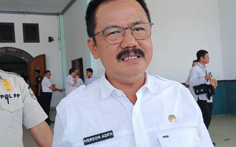 Pj Bupati Gunung Mas Herson B Aden saat ditemui wartawan. (FOTO: RISKA YULYANA)