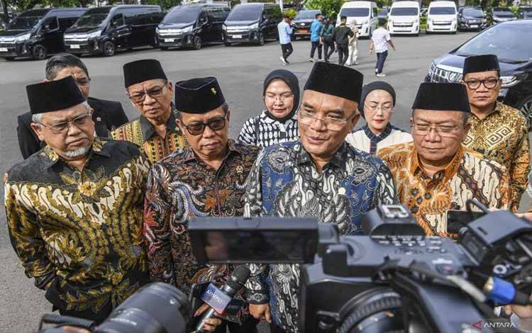 Ketua Komisi VIII DPR Marwan Dasopang (ketiga kanan), Wakil Ketua Komisi VIII sekaligus Ketua Panitia Kerja (Panja) Biaya Haji 2025 Abdul Wachid (kedua kanan), Wakil Ketua Komisi VIII Anshori Siregar (kiri) dan Abidin Fikri (ketiga kiri) tiba di kompleks Istana Kepresidenan, Jakarta, Selasa (7/1/2025). ANTARA FOTO/Galih Pradipta/nz (ANTARA FOTO/GALIH PRADIPTA)