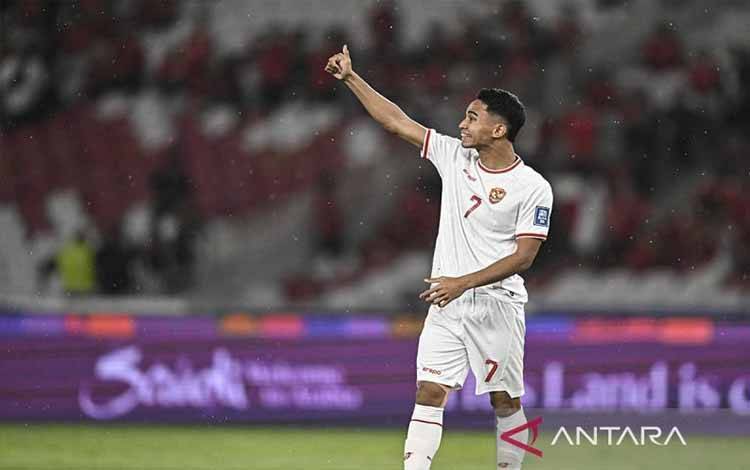 Pesepak bola Timnas Indonesia Marselino Ferdinan mengacungkan jempol ke rekan senegaranya saat melawan Timnas Arab Saudi pada pertandingan Grup C putaran ketiga Kualifikasi Piala Dunia 2026 Zona Asia di Stadion Utama Gelora Bung Karno, Senayan, Jakarta, Selatan (19/11/2024). ANTARA FOTO/Aprillio Akbar/YU/pri.