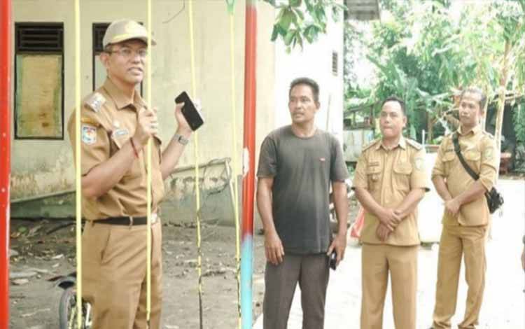 Pj Wali Kota Palangka Raya, Akhmad Husain saat kunjungan ke wilayah Rakumpit. (FOTO: HUMAS)