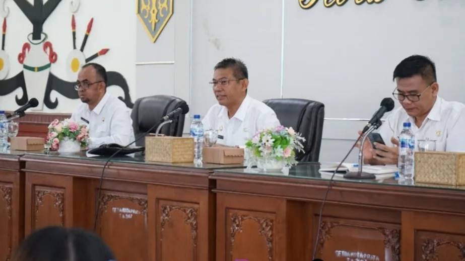 Pj Wali Kota Palangka Raya, Akhmad Husain saat memimpin rapat kerja dengan Camat dan Lurah. (FOTO: HUMAS)