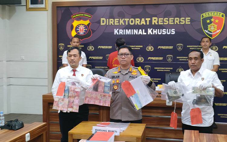 Kabid Humas Polda Kalteng Kombes Pol Erlan Munaji (tengah) didampingi Dirreskrimsus Polda Kalteng Kombes Pol Rimsyahtono (kiri) saat menggelar press release penetapan P21 pada tiga kasus korupsi (Foto : PATHUR)