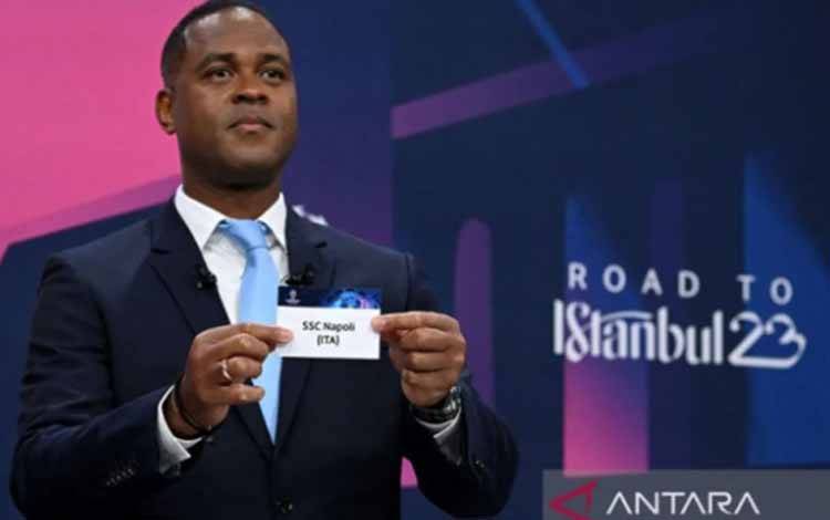 Arsip foto - Mantan pesepak bola Belanda Patrick Kluivert dalam acara pengundian untuk perempat final, semifinal, dan final Liga Champions UEFA 2022-2023 di Nyon pada 17 Maret 2023. PSSI, Rabu (/1/2025) mengumumkan Kluivert sebagai pelatih Timnas Indonesia menggantikan Shin Tae-yong. ANTARA/AFP/Fabrice Coffrini/pri.