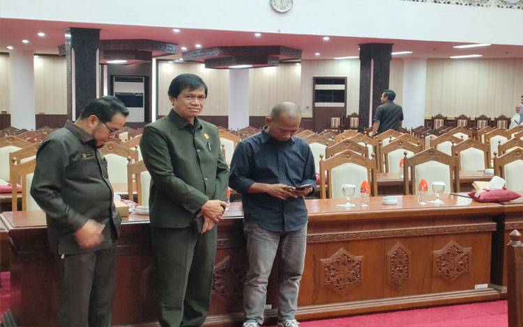 Anggota Komisi II DPRD Kalteng Agie (tengah) (Foto : PATHUR)