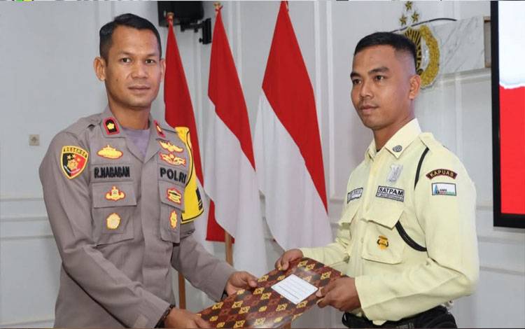 Wakapolres Kapuas saat serahkan piagam kepada anggota Satpam saat syukuran HUT Satpam ke 44 di Polres Kapuas. (FOTO: IST)