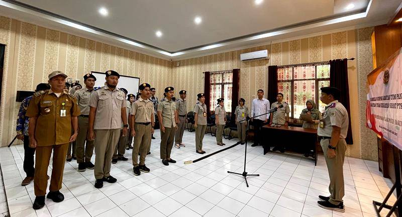 Suasana pelantikan dan sumpah janji tim panitia Ajudikasi SHAT PTSL oleh Kepala Kantor Pertanahan Barito Utara Primanda Jayadi di aula Kantor Pertanahan setempat, Kamis, 9 Januari 2025. (Foto: Dhani)