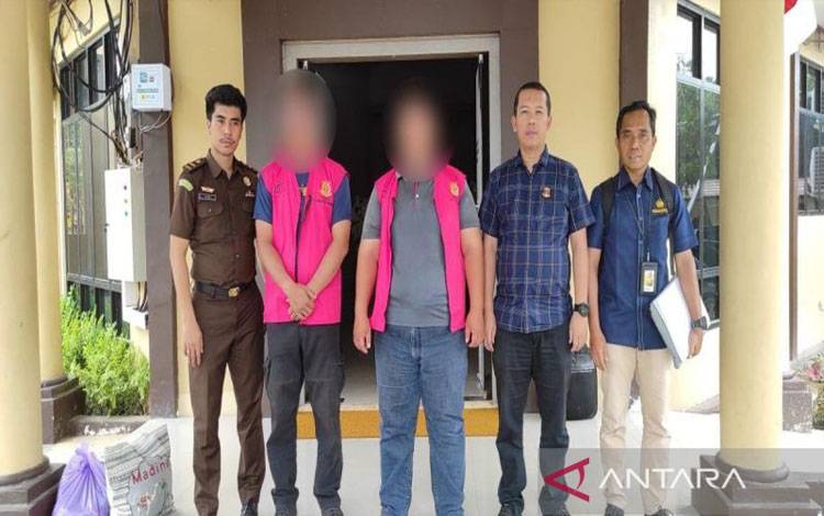 Tersangka pidana perpajakan saat diserahkan penyidik PNS DJP Kalselteng ke kejaksaan. ANTARA/Firman