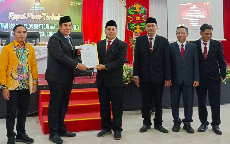 Ketua KPU Pulang Pisau Roby Hudin menyerahkan berita acara [enetapan pasangan Bupati-Wakil Bupati terpilih Kepada Wakil Bupati Terpilih Ahmad Jayadikarta,?Kamis, 9 Januari 2025. (FOTO: RETHA)