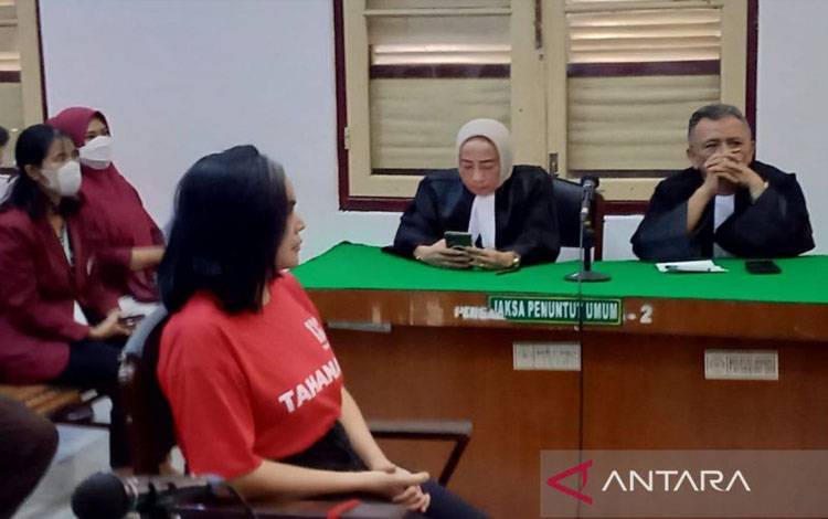 Terdakwa Ratu Entok ketika mendengarkan putusan sela oleh majelis hakim di Ruang Sidang Cakra VI, Pengadilan Negeri Medan, Sumatera Utara, Kamis (9/1/2025). ANTARA/Aris Rinaldi Nasution