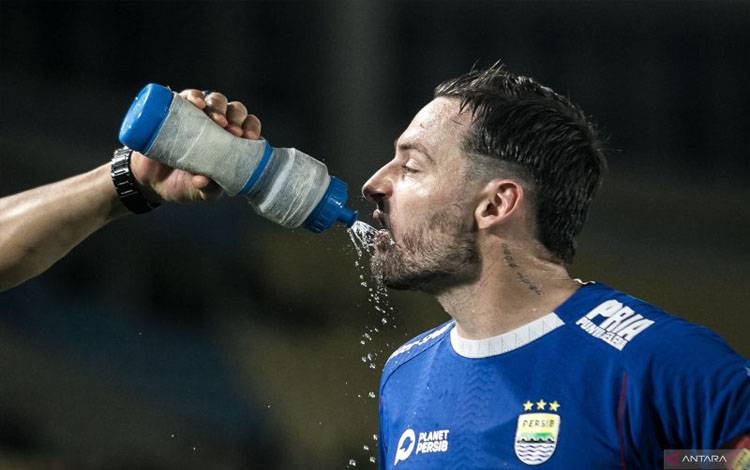 Pesepak bola Persib Bandung Marc Antony Klok meminum air saat jeda pertandingan melawan Persis Solo pada pertandingan BRI Liga 1 di Stadion Manahan, Solo, Jawa Tengah, Minggu (29/12/2024). Persib Bandung menang atas Persis Solo dengan skor 1-0. ANTARA FOTO/Mohammad Ayudha/YU (ANTARA FOTO/MOHAMMAD AYUDHA)