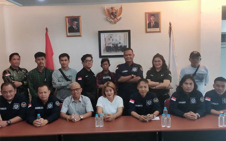 Amelia Santy bersama dengan Tim Kuasa Hukumnya Ajungs THL Suan SH & Partners bersama tim media. (FOTO: IST)