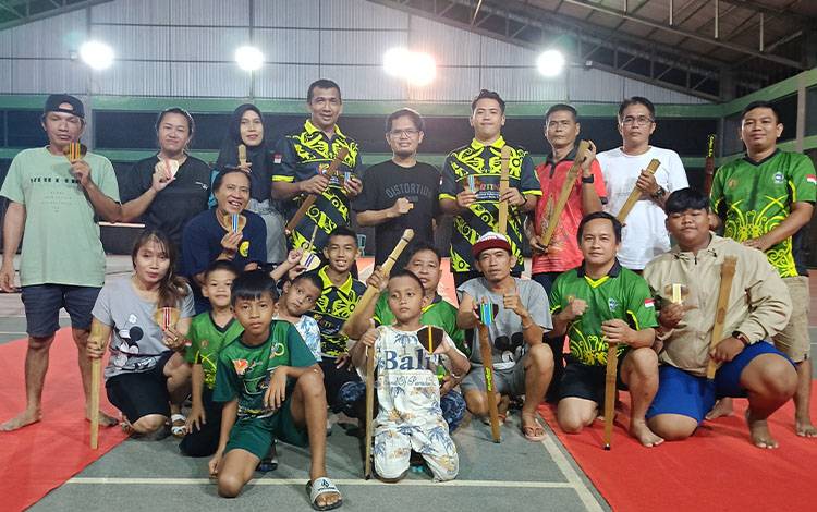 Latihan rutin olahraga balogo di gedung tenis indoor komplek olahraga Taman Nansarunai Tamiang Layang, Sabtu, 11 Januari 2025. (FOTO: AGUSTINUS BOLE MALO)