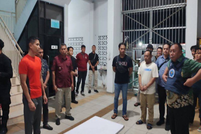 Kepala BNNP Kalteng Brigjen Pol Joko Setiono (kaos merah) didampingi Kabid Berantas BNNP setempat, Kombes Pol Ruslan Abdul Rasyid di Rutan Kelas IIA Palangka Raya melakukan pengungkapan peredaran narkoba yang dilakukan oleh WBP, Kamis (9/1/2025). ANTARA/HO-BNNP Kalteng