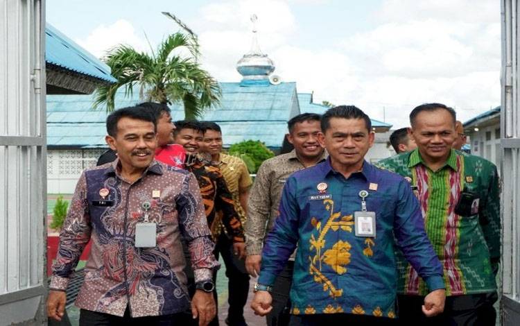 Kadivpas Kemenkumham Kalteng Tri Saptono Sambudji saat mengunjungi Rutan Kelas II A Palangka Raya beberapa waktu lalu (Foto : IST)