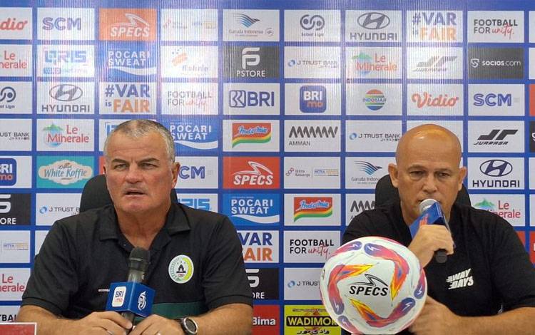 Pelatih PSS Sleman, Mazola Junior (kiri) dalam konferensi pers