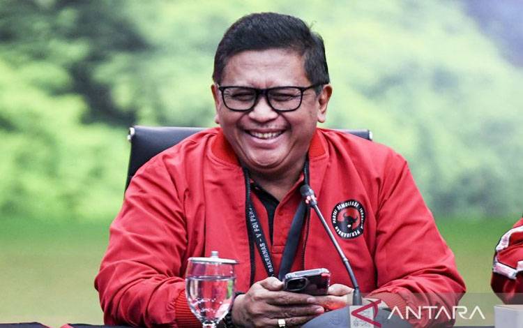 Sekjen PDI Perjuangan Hasto Kristiyanto memberikan keterangan pers menjelang HUT Ke-52 PDI Perjuangan di Kantor DPP PDI Perjuangan, Jakarta, Kamis (9/1/2025). ANTARA FOTO/Hafidz Mubarak A/Spt/aa