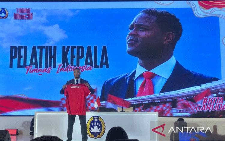 Patrick Kluivert (kiri) pada jumpa pers perkenalannya menjadi pelatih baru timnas Indonesia di Hotel Mulia, Jakarta, Minggu (12/1/2025). (ANTARA/Zaro Ezza Syachniar)