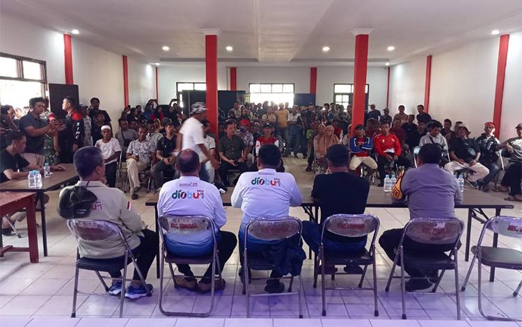 Mediasi masyarakat Cempaga dengan PT Task III di Kantor Kecamatan Cempaga, Sabtu, 11 Januari 2025.