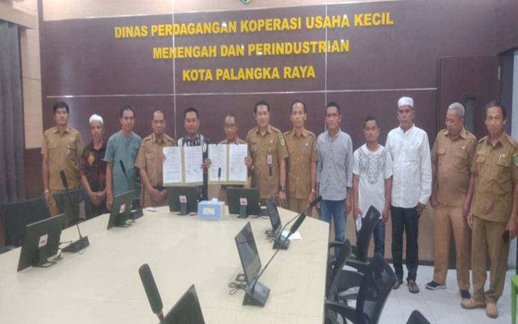 Penandatanganan perjanjian sewa bagi pedagang Pasar Blauran Palangka Raya. (FOTO: HENDRI)