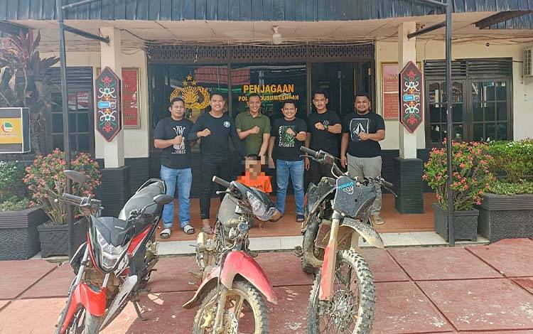 Terduga pelaku curanmor berinisial IW (27), warga Kelurahan Ampah Kota, saat diam di Mapolsek Dusun Tengah. (FOTO: IST)