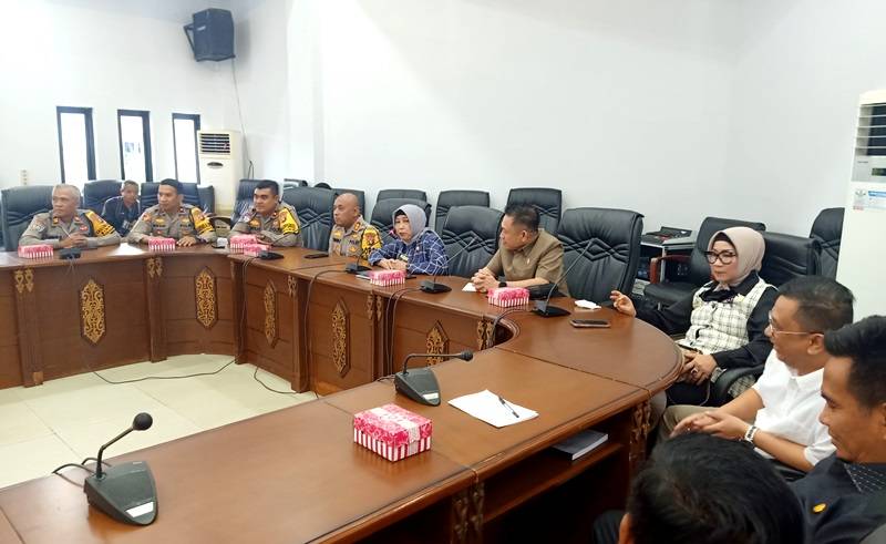 Ketua DPRD Barito Utara Hj Mery Rukaini didampingi Wakil Ketua I DPRD, H Benny Siswanto dan anggota DPRD Barito Utara serta Sekwan dan jajaran saat silaturahmi bersama dengan Kapolres Barito Utara AKBP Singgih Febianto beserta jajaran, di ruang rapat DPRD setempat, Senin, 13 Januari 2025. (Foto: Dhani)