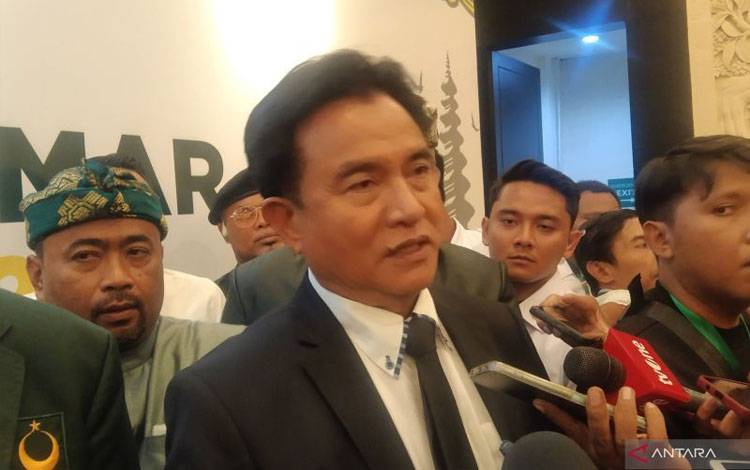 Menteri Koordinator Bidang Hukum, HAM, Imigrasi dan Pemasyarakatan Yusril Ihza Mahendra diwawancarai awak media di sela pembukaan Muktamar VI Partai Bulan Bintang (PBB) di Denpasar, Bali, Senin malam (13/1/2025). ANTARA/Dewa Ketut Sudiarta Wiguna