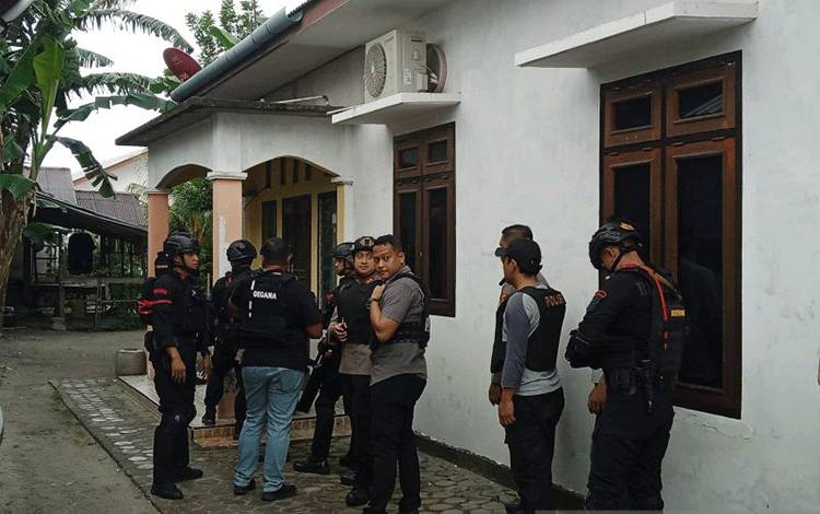 Tim gabungan mengepung salah satu rumah warga di Belitung untuk melakukan penangkapan pelaku penembakan anggota Polisi Militer, Selasa (14/1/2025). (ANTARA/Kasmono/Apriliansyah)