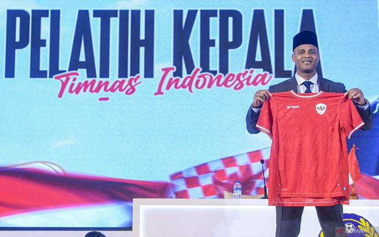 Pelatih Timnas Indonesia Patrick Kluivert menunjukkan jersey Timnas Indonesia yang bertuliskan namanya saat acara perkenalan Pelatih Baru Timnas Indonesia di Jakarta, Minggu (12/1/2025). PSSI secara resmi mengumukan dan memperkenalkan pelatih baru bagi Timnas Indonesia yaitu Patrick Kluivert beserta dua asisten pelatih yaitu Alex Pastoor dan Denny Landzaat. ANTARA FOTO/Muhammad Adimaja/nym. (ANTARA FOTO/MUHAMMAD ADIMAJA)