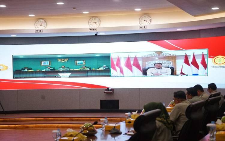 Menteri Pertanian (Mentan) Andi Amran Sulaiman memberikan sambutan secara daring pada Rapat Koordinasi Kesiapan Penanaman Jagung bersama Polri, di Jakarta, Senin (13/1/2025). ANTARA/HO-Humas Kementan