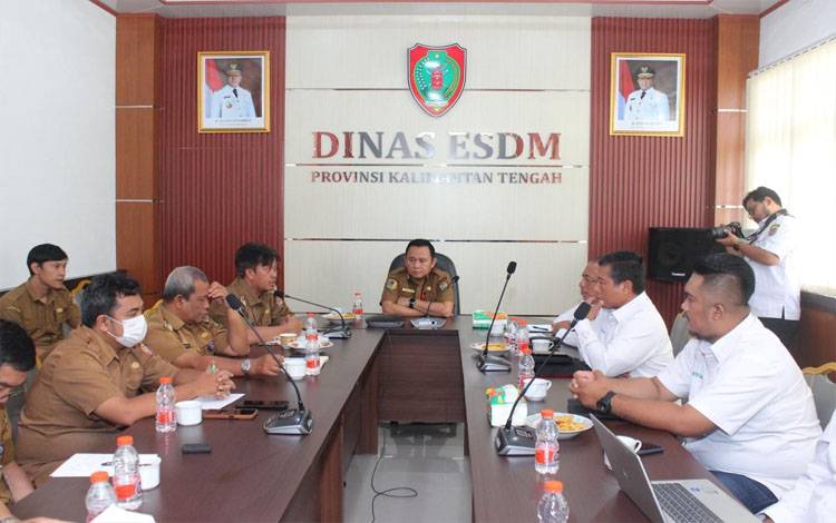 Pertemuan tim Dinas ESDM Kalteng dan PLN Kalselteng. (FOTO: LIST)