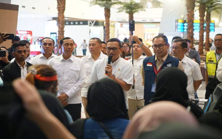 Menteri P2MI Abdul Kadir Karding saat menjemput 179 PMI non-prosedural yang tiba di Bandara Soekarno-Hatta (Soetta) Tangerang, Banten, pada Selasa 14 Januari dini hari. (ANTARA/HO-KP2MI)