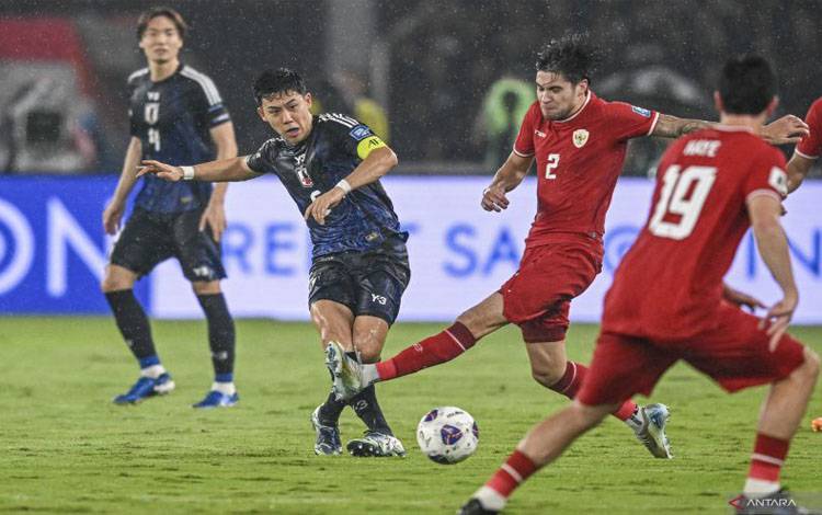 Pesepak bola Timnas Indonesia Kevin Diks (kedua kanan) berebut bola dengan pesepak bola Timnas Jepang Wataru Endo (kedua kiri) pada pertandingan Grup C putaran ketiga Kualifikasi Piala Dunia 2026 Zona Asia di Stadion Utama Gelora Bung Karno, Senayan, Jakarta, Jumat (15/11/2024). ANTARA FOTO/Aprillio Akbar/Lmo/foc