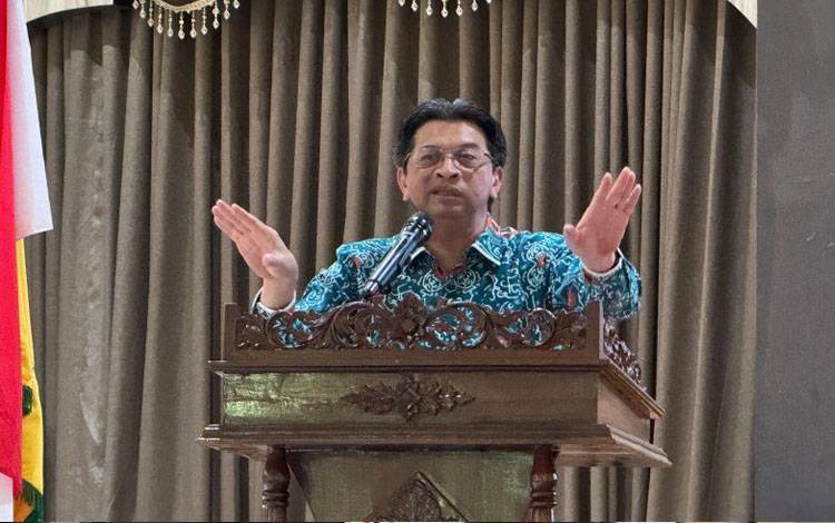 Inspektur Jenderal Kemenag RI Faisal Ali Hasyim memberikan paparan di Bukittinggi, Selasa (14/1/2025). (Antara/HO-Humas Kemenag Sumbar)