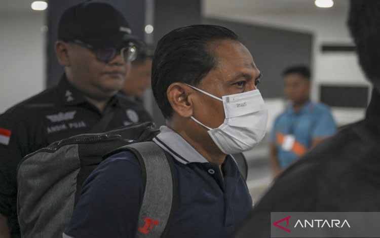 Kejagung amankan mantan Ketua PN Surabaya Rudi Suparmono. Petugas menggiring mantan Ketua Pengadilan Negeri (PN) Surabaya Rudi Suparmono (kedua kiri) di Bandara Halim Perdanakusuma, Jakarta, Selasa (14/1/2025). Kejaksaan Agung mengamankan Rudi Suparmono terkait dengan kasus dugaan suap untuk vonis bebas Ronald Tannur. ANTARA FOTO/Muhammad Ramdan/nz.