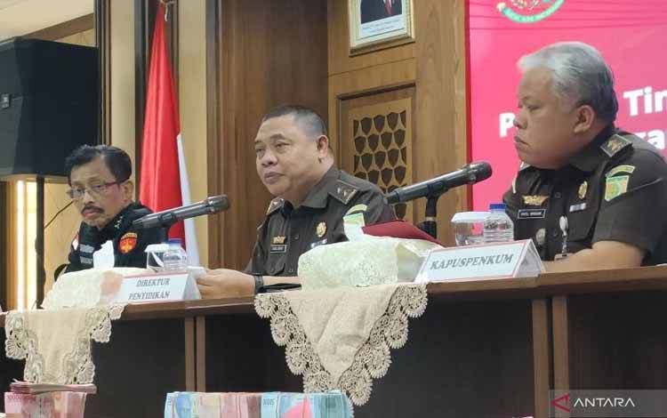 Direktur Penyidikan pada Jaksa Agung Muda Bidang Tindak Pidana Khusus (Jampidsus) Kejagung Abdul Qohar (tengah) berbicara dalam konferensi pers di Gedung Kejaksaan Agung, Jakarta, pada Selasa (14/1/2025). (ANTARA/Nadia Putri Rahmani)