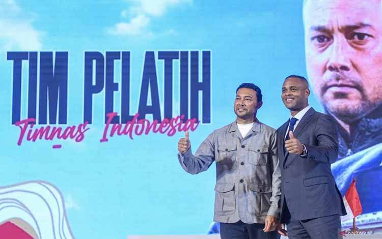 Pelatih Timnas Indonesia Patrick Kluivert (kanan) berfoto dengan Asisten Pelatih Timnas Indonesia Denny Landzaat (kiri) saat acara perkenalan Pelatih Baru Timnas Indonesia di Jakarta, Minggu (12/1/2025). ANTARA FOTO/Muhammad Adimaja/nym. (ANTARA FOTO/MUHAMMAD ADIMAJA)