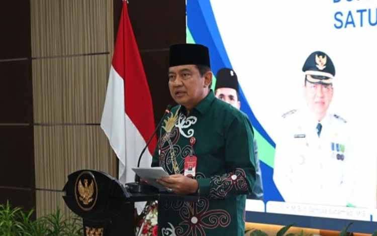 Pj Bupati Kobar Budi Santosa saat memberikan sambutan.