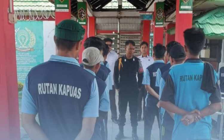 Karupam Rutan Kapuas saat berikan arahan kepada WBP yang akan ikuti program ketahanan pangan. (FOTO: IST)