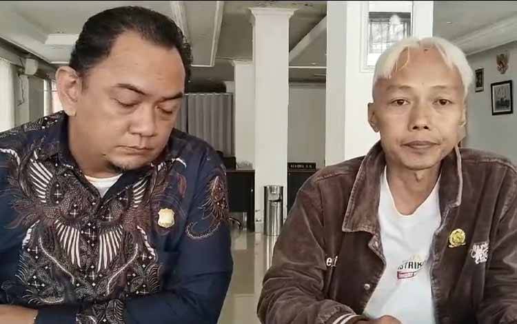 Kuasa Hukum Amelia Santy Windu (Kanan) (Foto : PATHUR)