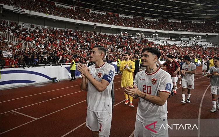 Sejumlah pesepak bola Timnas Indonesia menyapa suporter usai mengalahkan Timnas Arab Saudi pada pertandingan Grup C putaran ketiga Kualifikasi Piala Dunia 2026 Zona Asia di Stadion Utama Gelora Bung Karno, Senayan, Jakarta, Selasa (19/11/2024). ANTARA FOTO/Aprillio Akbar/Lmo/Spt/am.