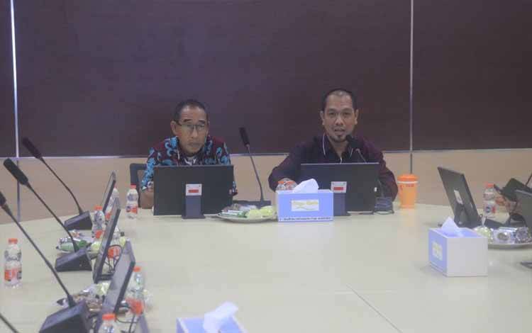 Kepala DPKUKMP Palangka Raya, Samsul Rizal dan Sekretaris Dinas, Hadriansyah saat rapat dengan pedagang Pasar Kameloh. (FOTO: HENDRI)