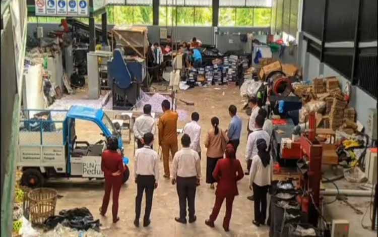 Proses pemusnahan sampah kertas tanpa bakar di Palangka Raya untuk dijadikan produk bernilai jual. (FOTO: HUMAS)